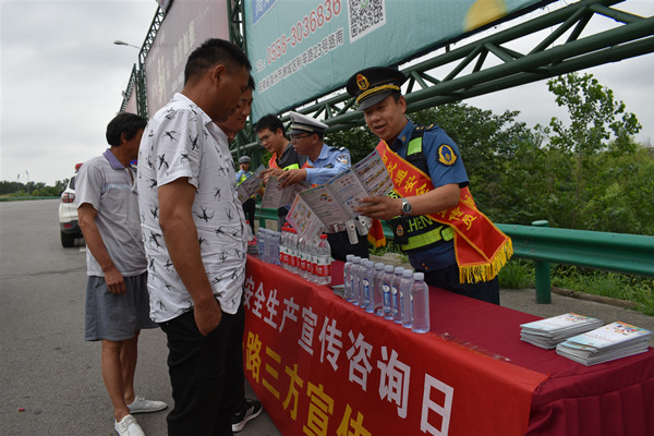 安徽省高速公路路政支隊(duì)扎實(shí)開展“6.16”全國安全生產(chǎn)宣傳咨詢?nèi)栈顒樱痪€安全咨詢服務(wù)暖民心